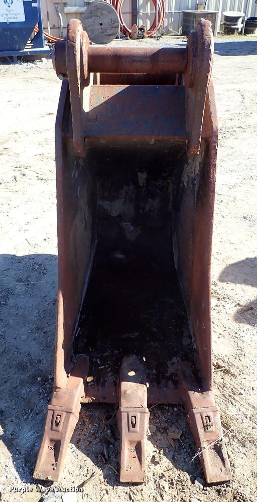 image for item DG2931 CP 24"W three tooth bucket