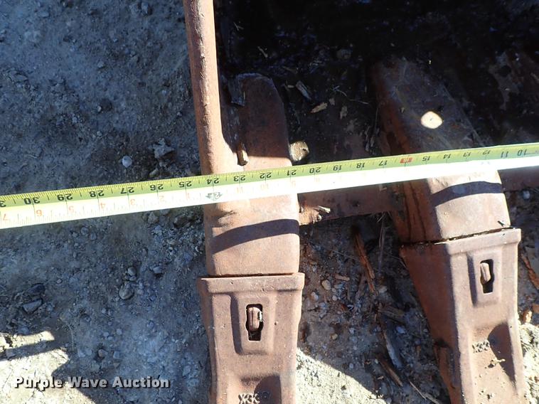 image for item DG2931 CP 24"W three tooth bucket