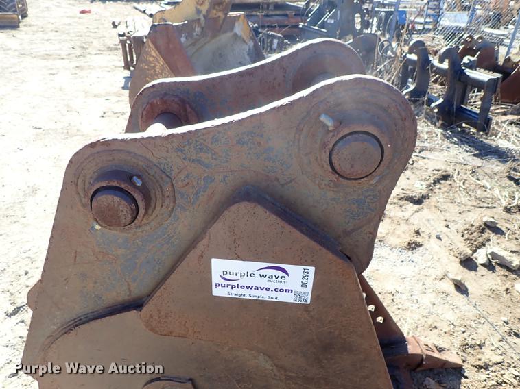 image for item DG2931 CP 24"W three tooth bucket