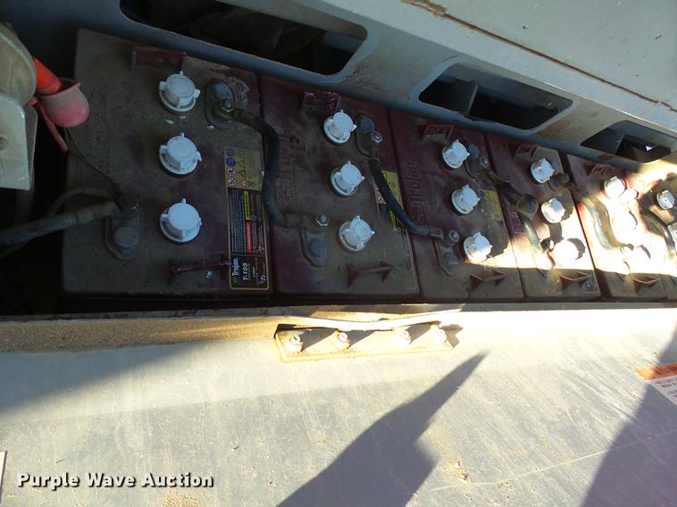 image for item DX9103 2000 Mec 2647ES scissor lift