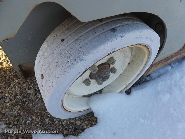 image for item DX9103 2000 Mec 2647ES scissor lift