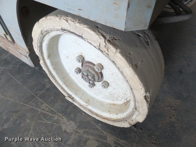 image for item DX9149 2000 Mec 2647ES scissor lift