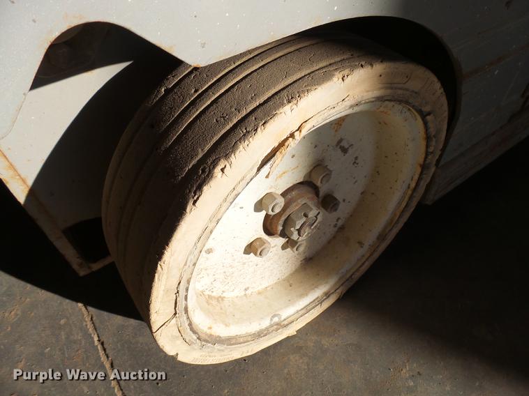 image for item DX9149 2000 Mec 2647ES scissor lift