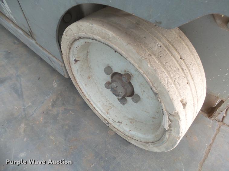 image for item DX9149 2000 Mec 2647ES scissor lift