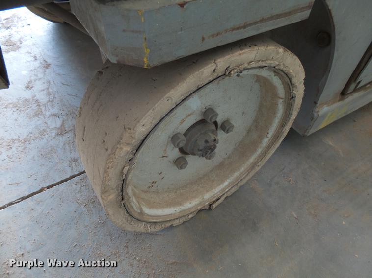 image for item DX9149 2000 Mec 2647ES scissor lift