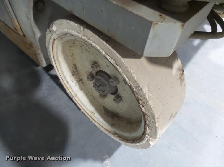 image for item DX9150 2000 Mec 2647ES scissor lift