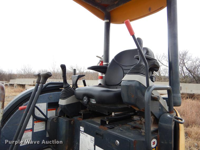 image for item ER9367 2006 Komatsu PC35MR-2 mini excavator