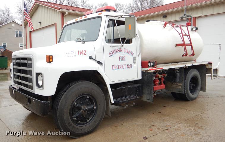 image for item DD8979 1980 International 1854 tank truck