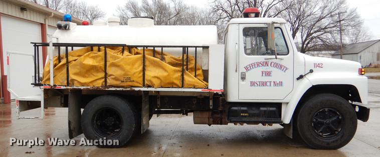 image for item DD8979 1980 International 1854 tank truck