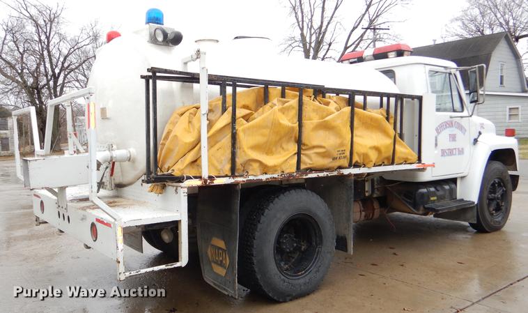 image for item DD8979 1980 International 1854 tank truck