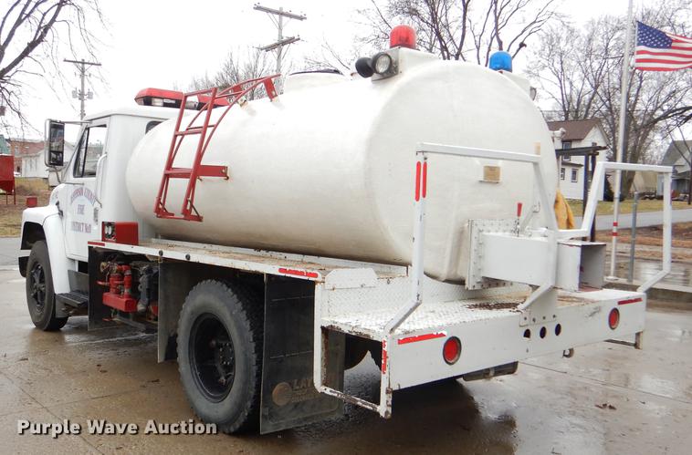 image for item DD8979 1980 International 1854 tank truck