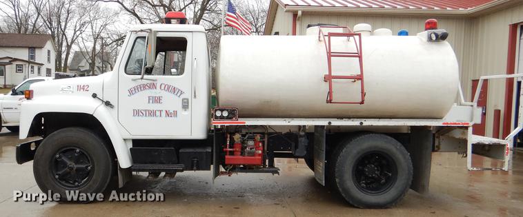 image for item DD8979 1980 International 1854 tank truck