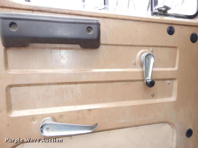 image for item DD8979 1980 International 1854 tank truck