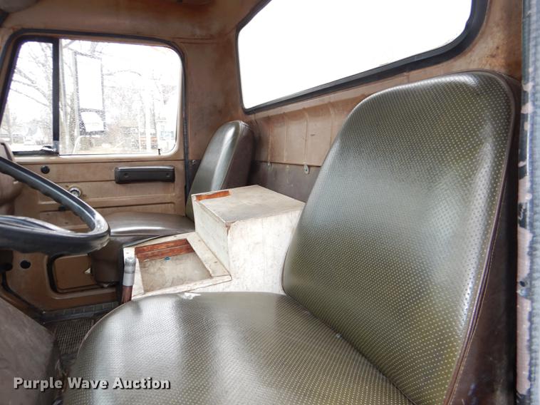 image for item DD8979 1980 International 1854 tank truck