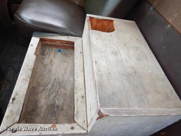 image for item DD8979 1980 International 1854 tank truck