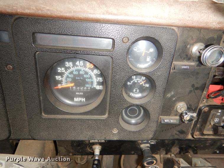 image for item DD8979 1980 International 1854 tank truck