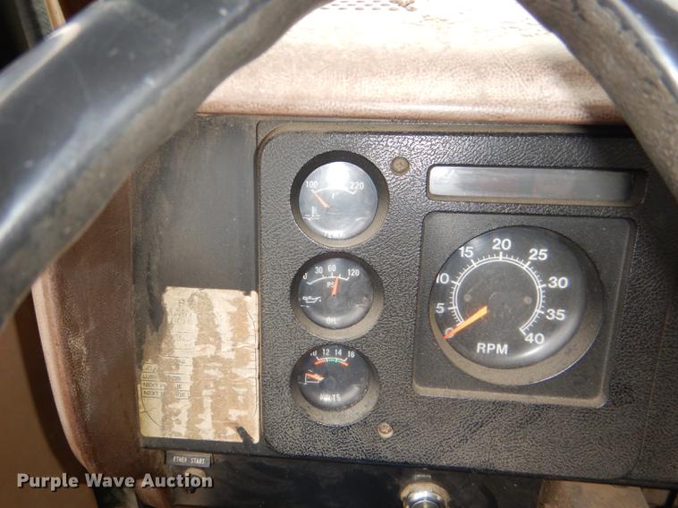 image for item DD8979 1980 International 1854 tank truck