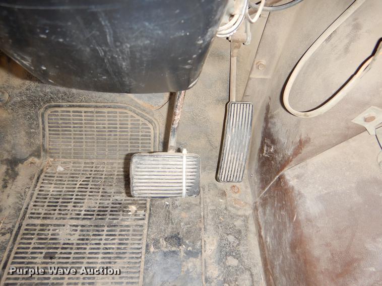 image for item DD8979 1980 International 1854 tank truck