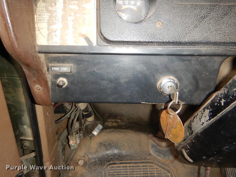 image for item DD8979 1980 International 1854 tank truck