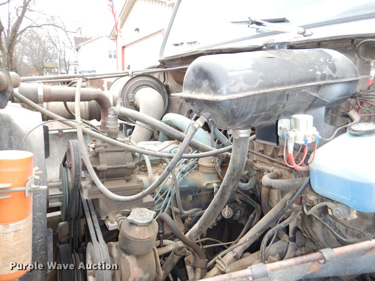 image for item DD8979 1980 International 1854 tank truck