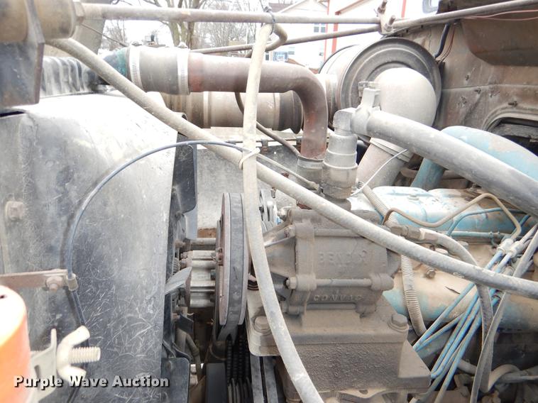 image for item DD8979 1980 International 1854 tank truck