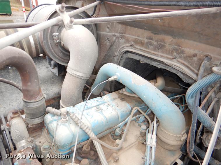 image for item DD8979 1980 International 1854 tank truck