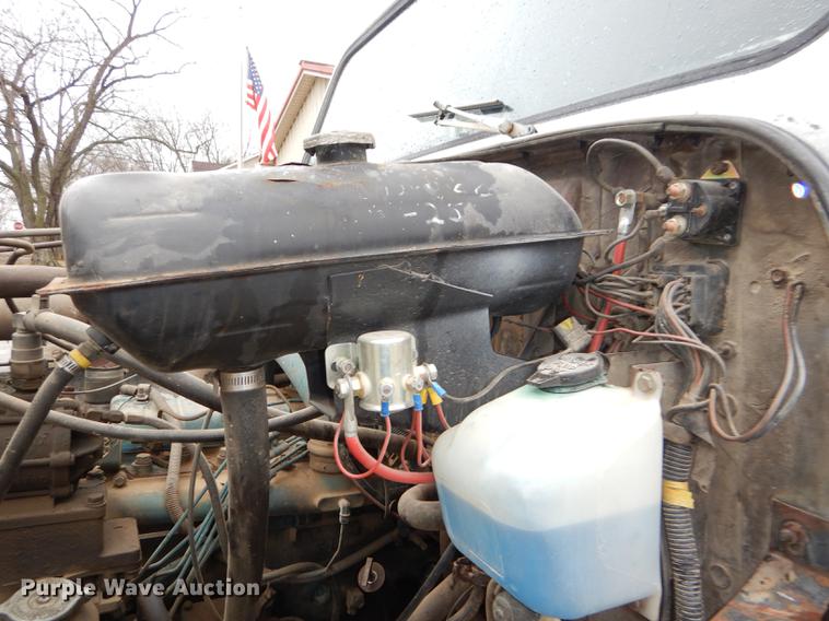 image for item DD8979 1980 International 1854 tank truck