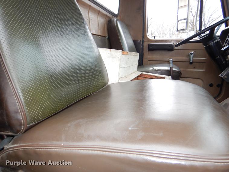 image for item DD8979 1980 International 1854 tank truck