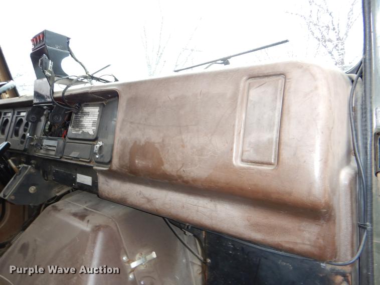 image for item DD8979 1980 International 1854 tank truck