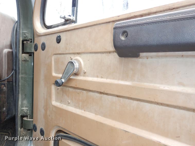 image for item DD8979 1980 International 1854 tank truck