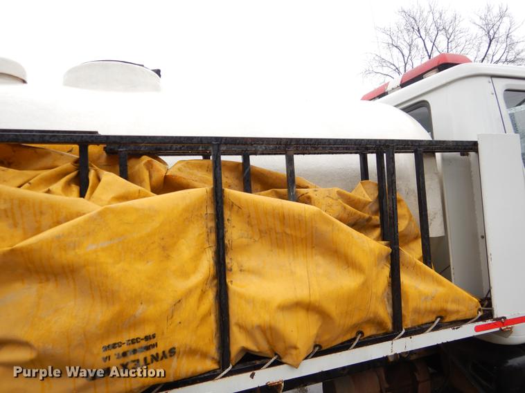 image for item DD8979 1980 International 1854 tank truck