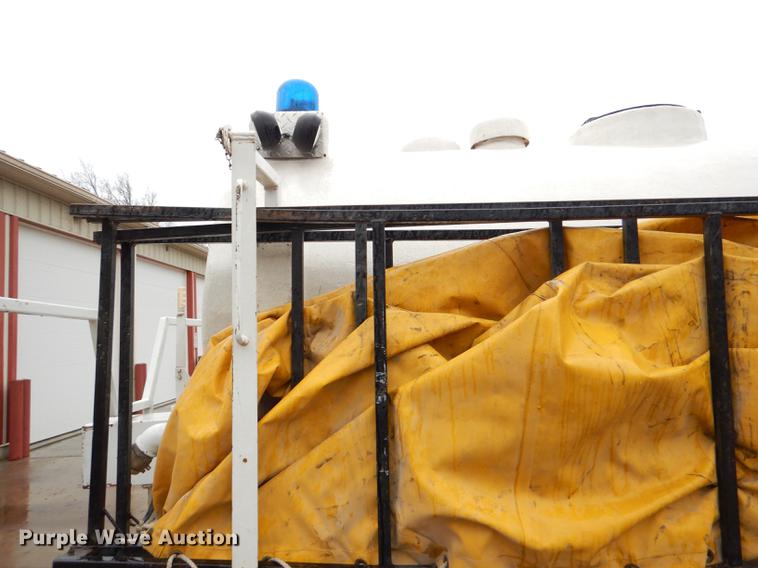 image for item DD8979 1980 International 1854 tank truck