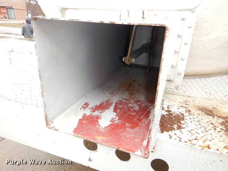 image for item DD8979 1980 International 1854 tank truck