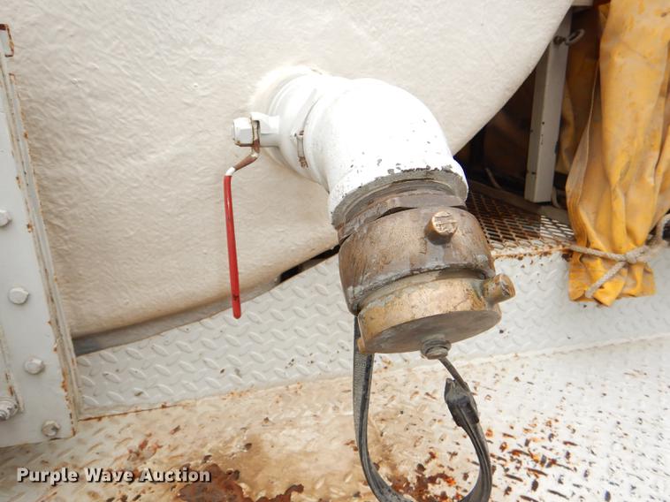 image for item DD8979 1980 International 1854 tank truck