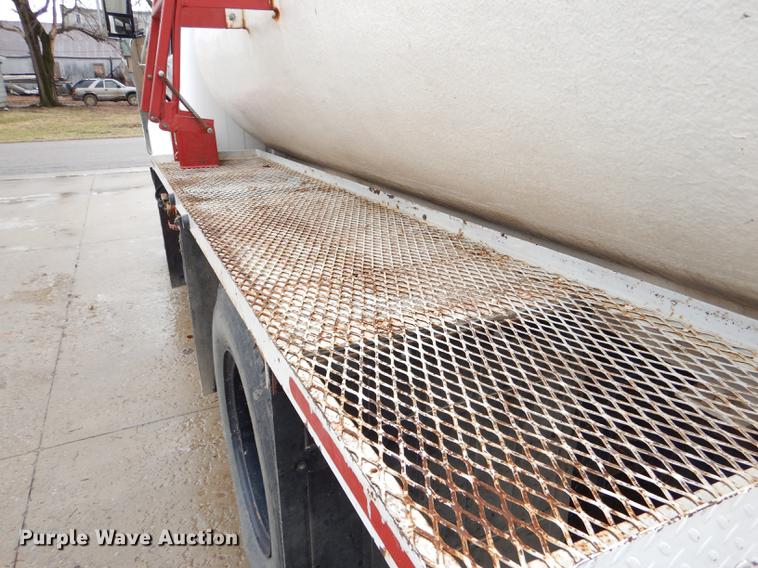 image for item DD8979 1980 International 1854 tank truck