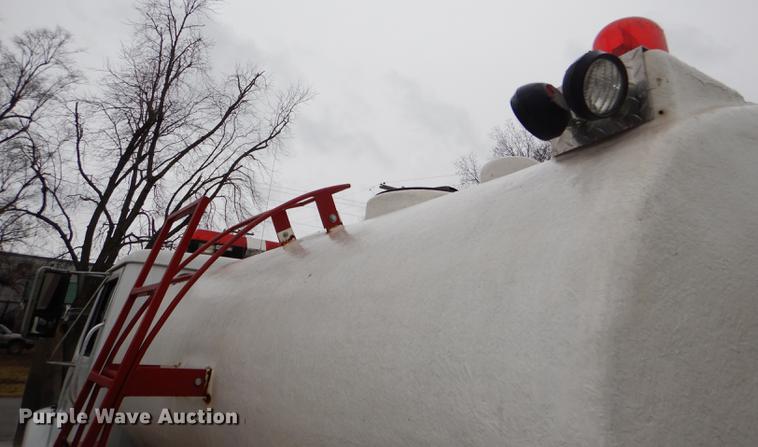 image for item DD8979 1980 International 1854 tank truck