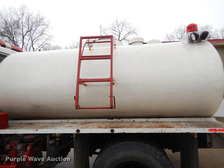 image for item DD8979 1980 International 1854 tank truck