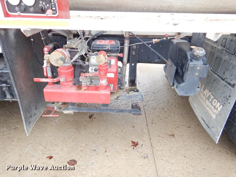 image for item DD8979 1980 International 1854 tank truck