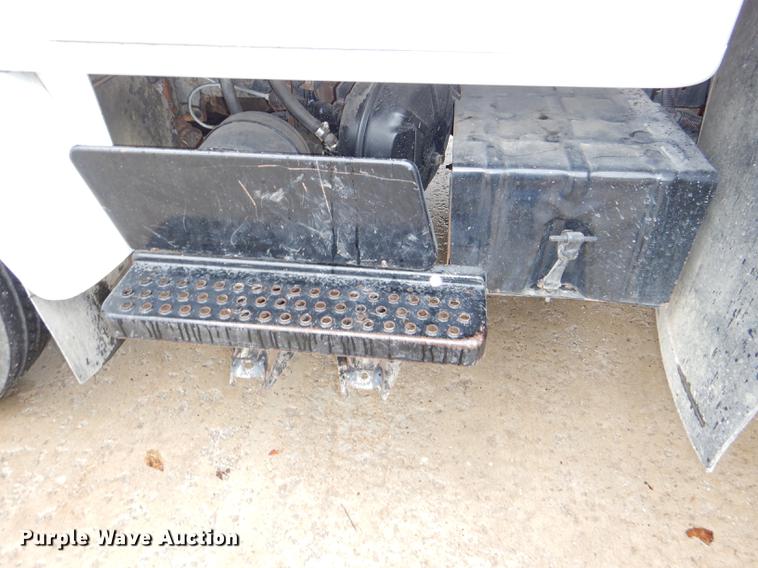 image for item DD8979 1980 International 1854 tank truck