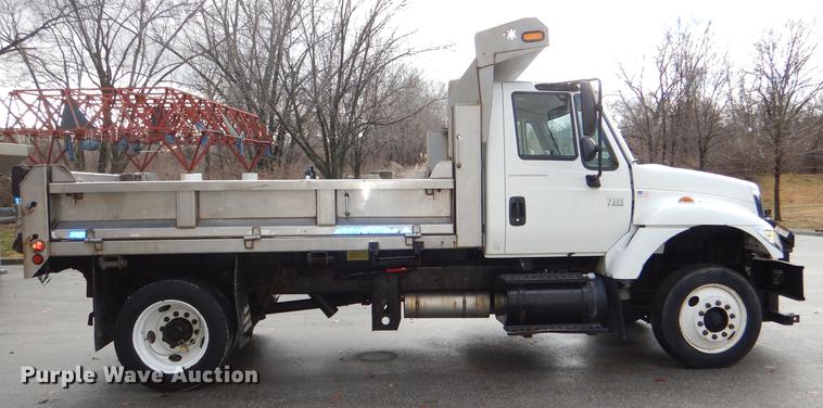 image for item DE0031 2003 International 7400 dump truck