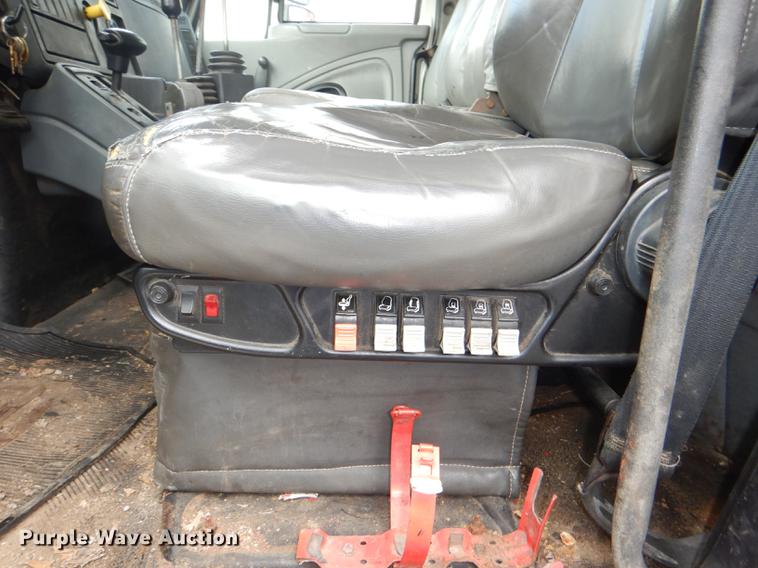 image for item DE0031 2003 International 7400 dump truck