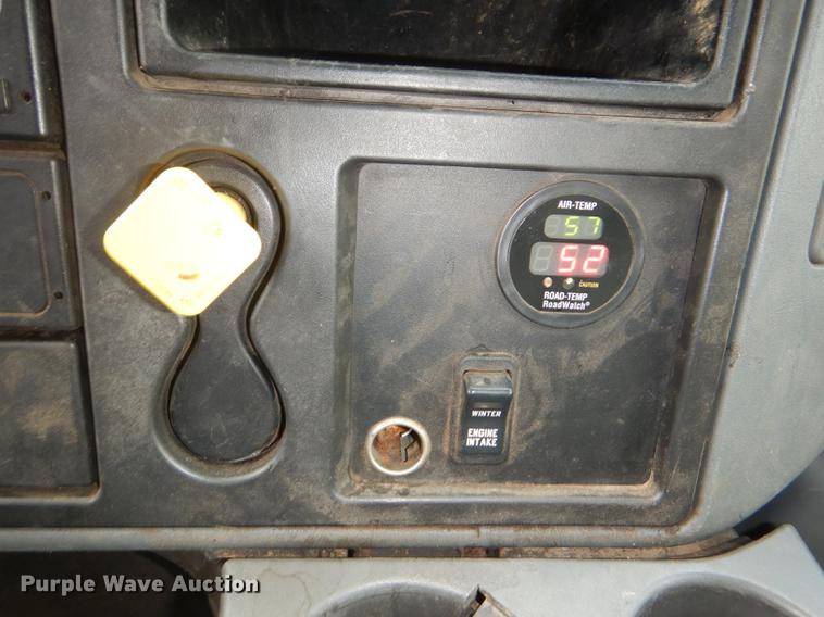 image for item DE0031 2003 International 7400 dump truck