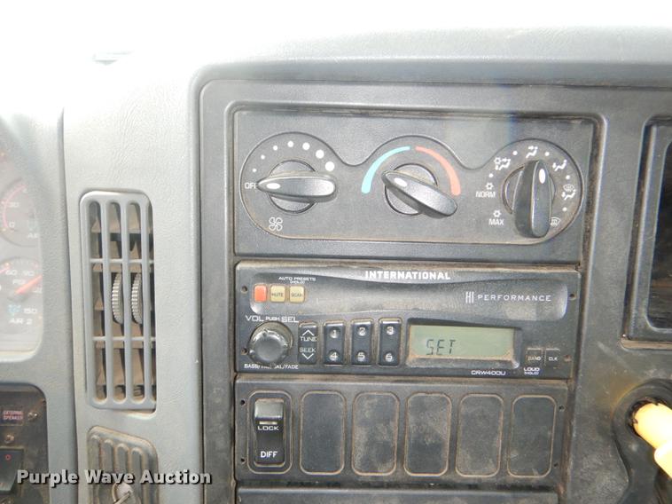 image for item DE0031 2003 International 7400 dump truck