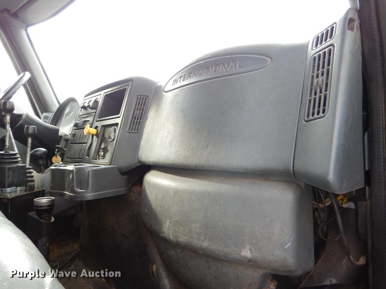 image for item DE0031 2003 International 7400 dump truck