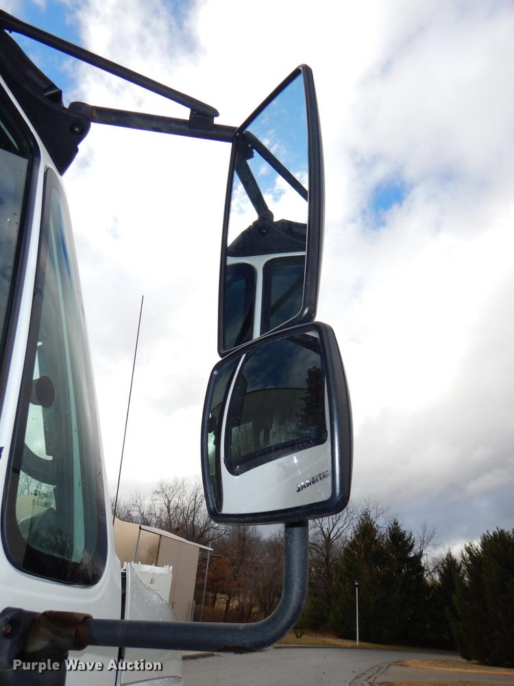 image for item DE0031 2003 International 7400 dump truck