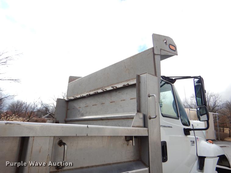 image for item DE0031 2003 International 7400 dump truck