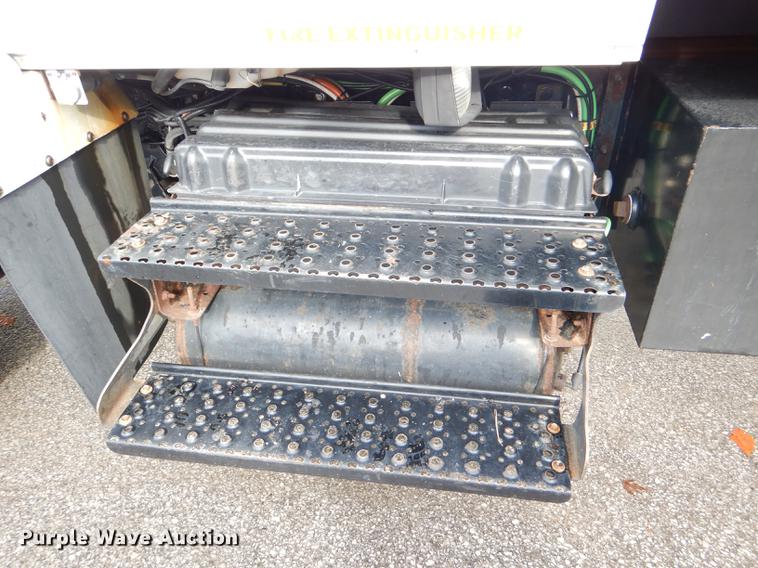 image for item DE0031 2003 International 7400 dump truck