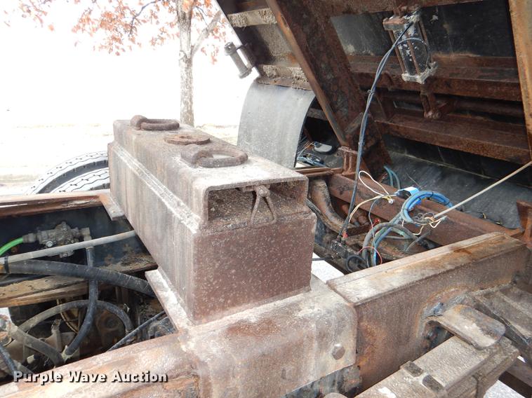 image for item DE0031 2003 International 7400 dump truck