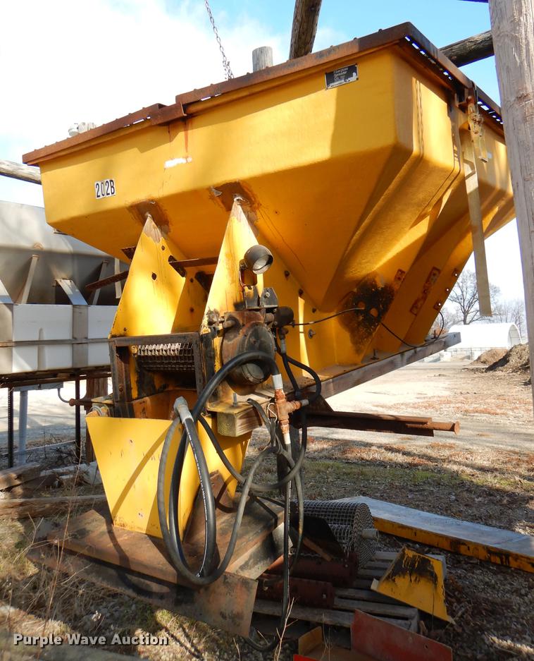 Fiberglass Vbox spreader in Wellsville, KS Item DE0032 sold Purple