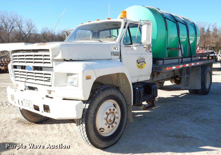 image for item DE0059 1989 Ford F800 tank truck